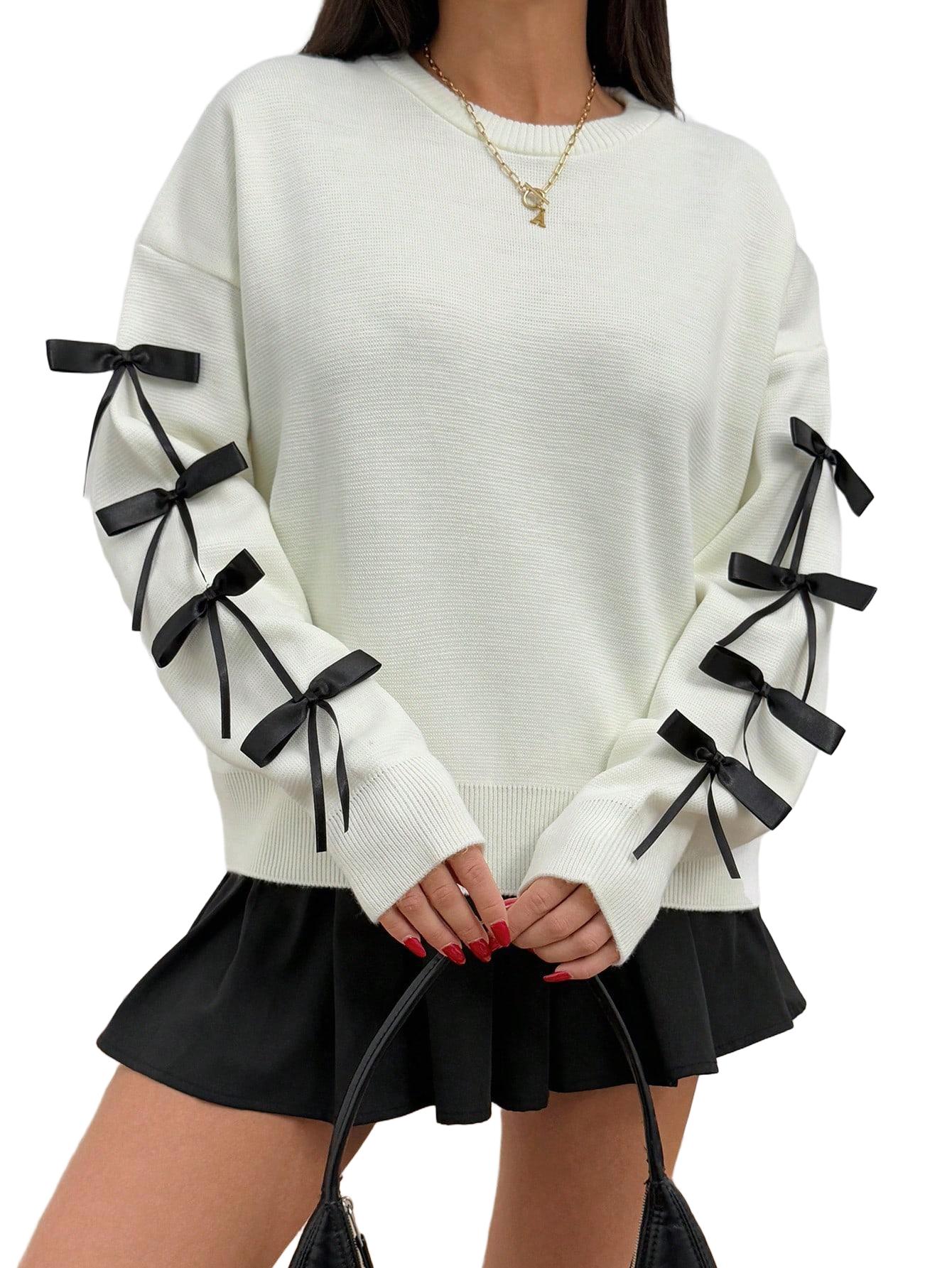 SWETER Z KOKARDKAMI