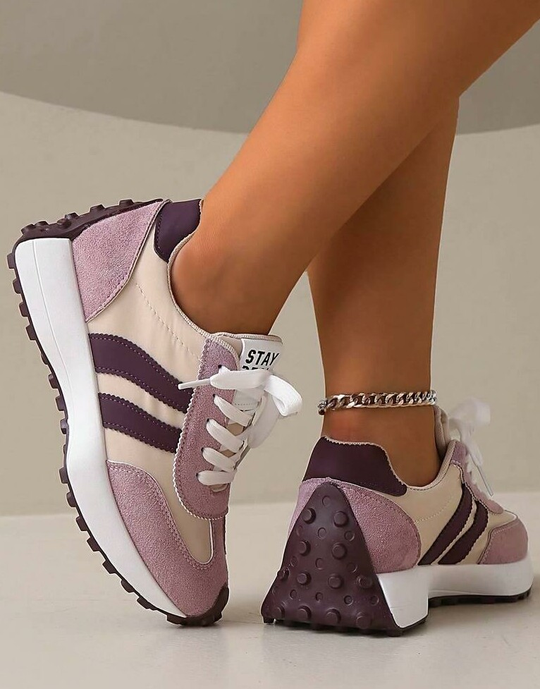 sznurowane buty sportowe