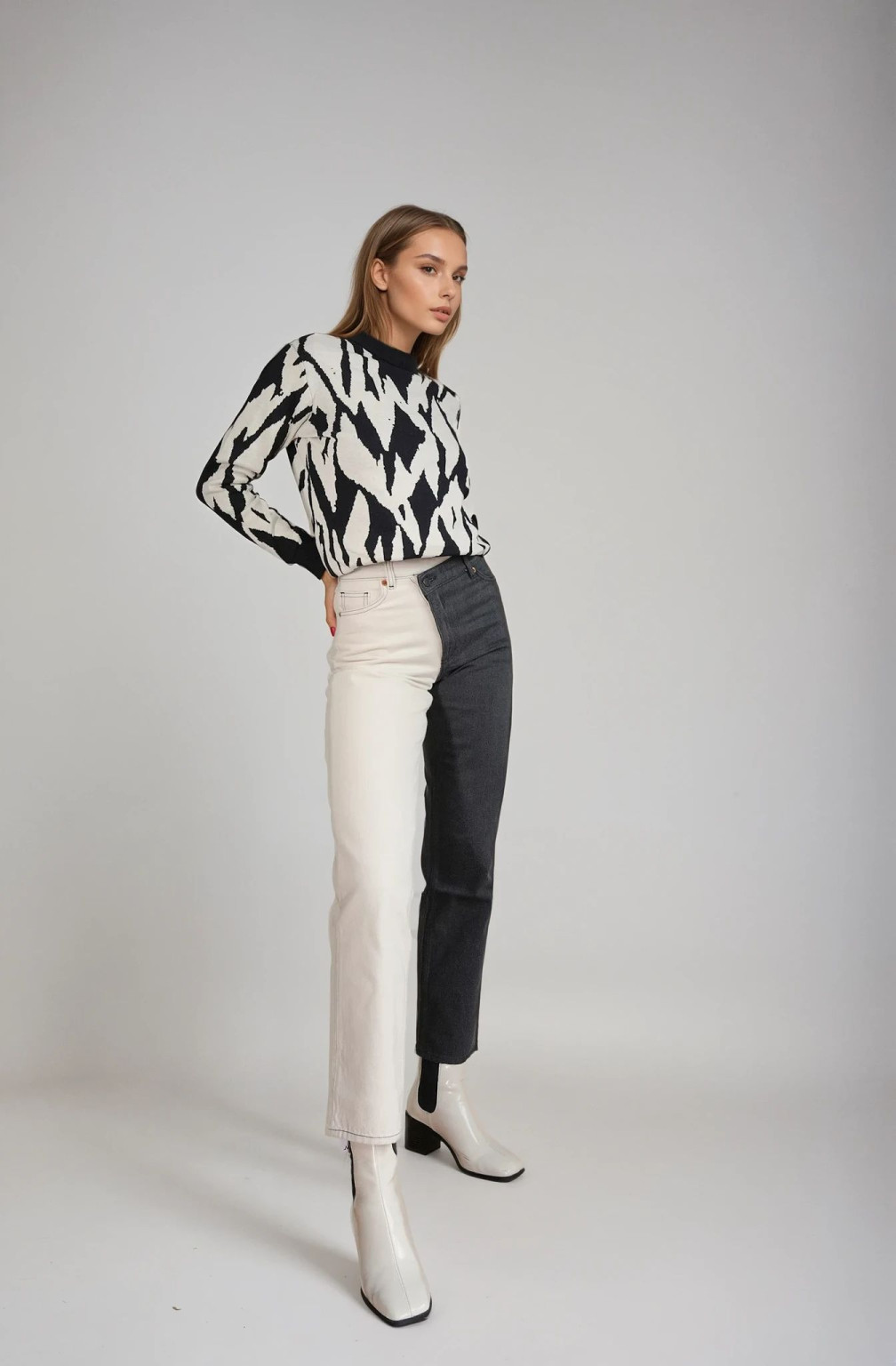 spodnie jeans asymetria kontrast