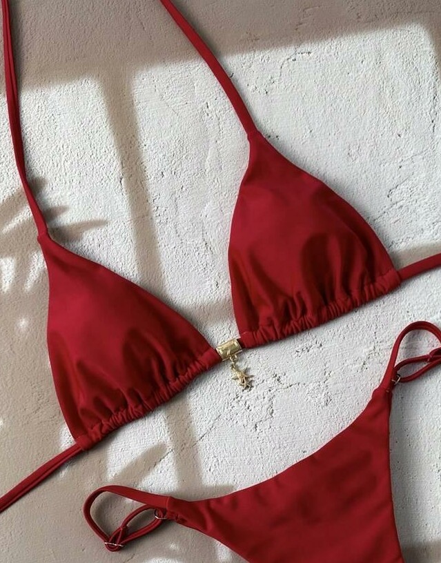 czerwona góra od bikini