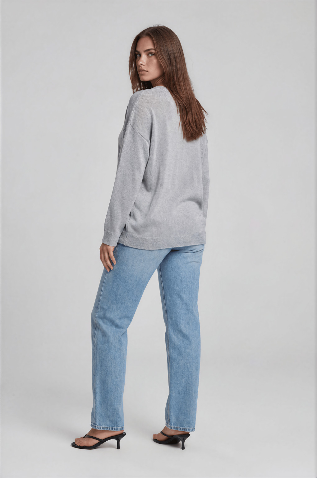 szary sweter oversize v neck