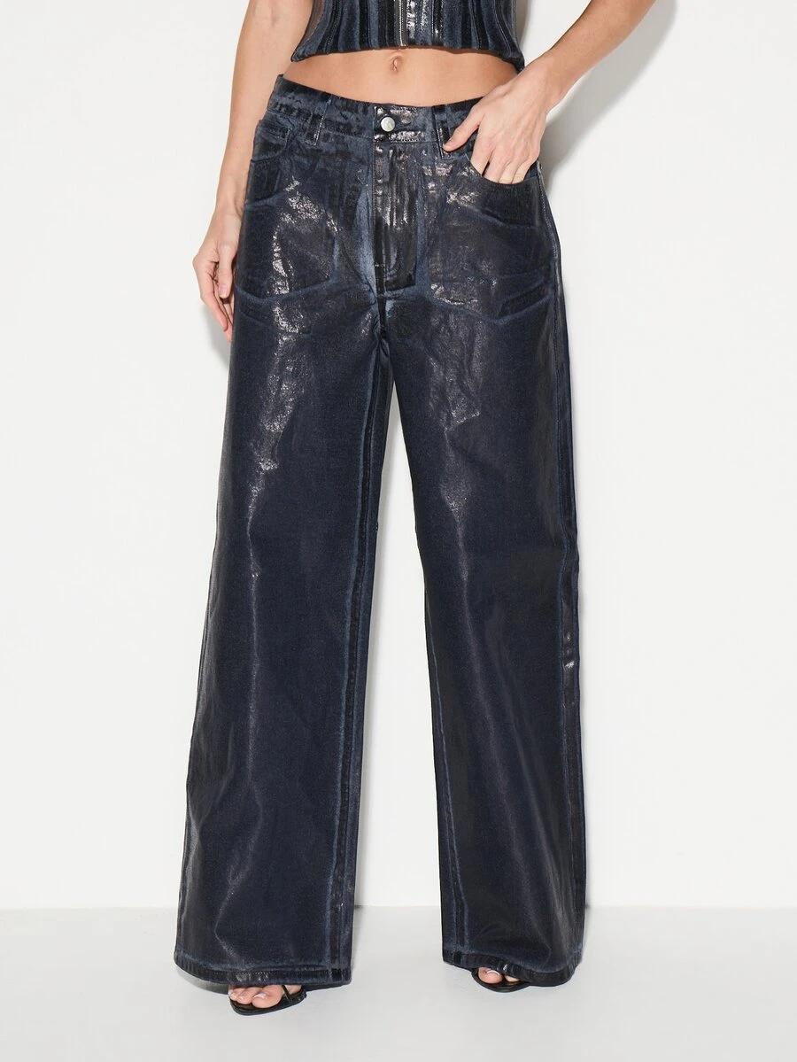 granatowe spodnie jeans