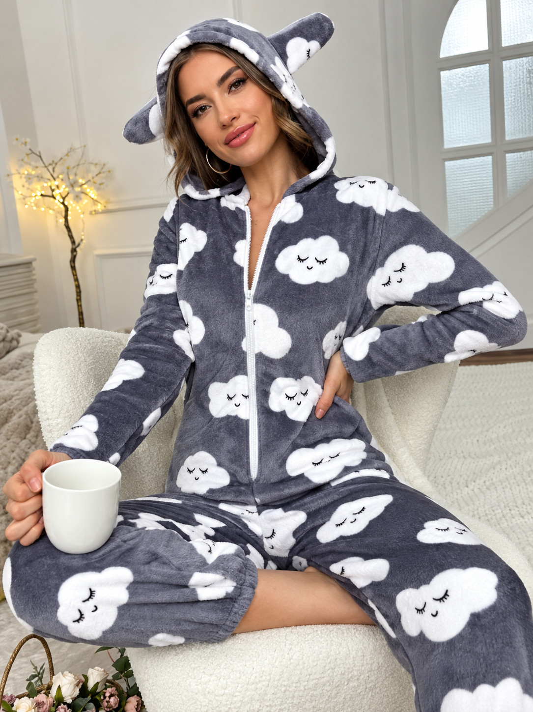 szary kombinezon onesie wzór chmurki