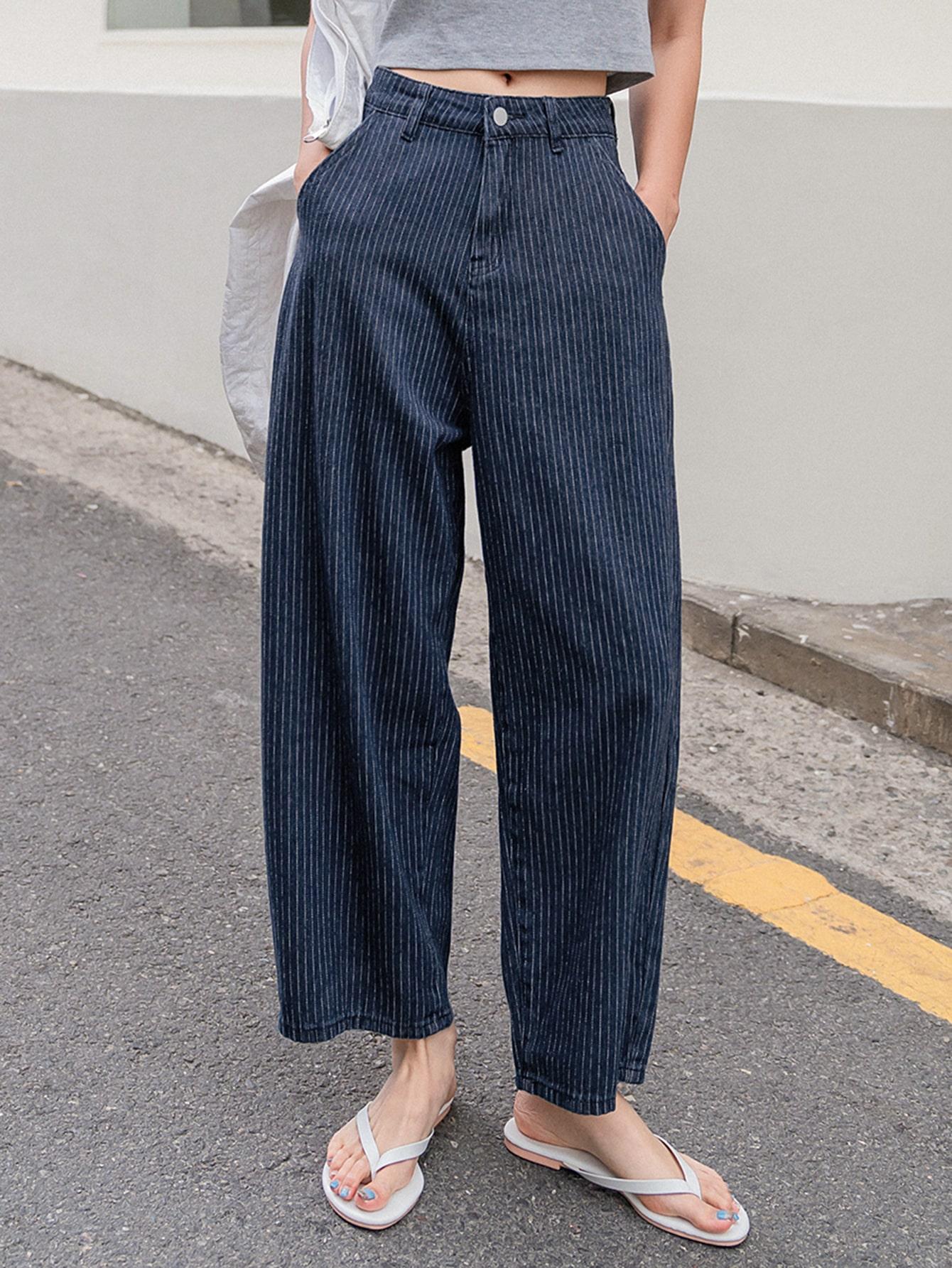 niebieskie spodnie jeans wzór paski
