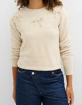 SWETER Z KOKARDKAMI