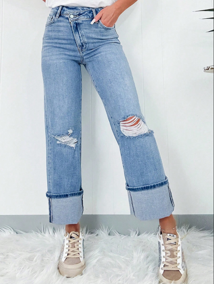 niebieskie spodnie jeans