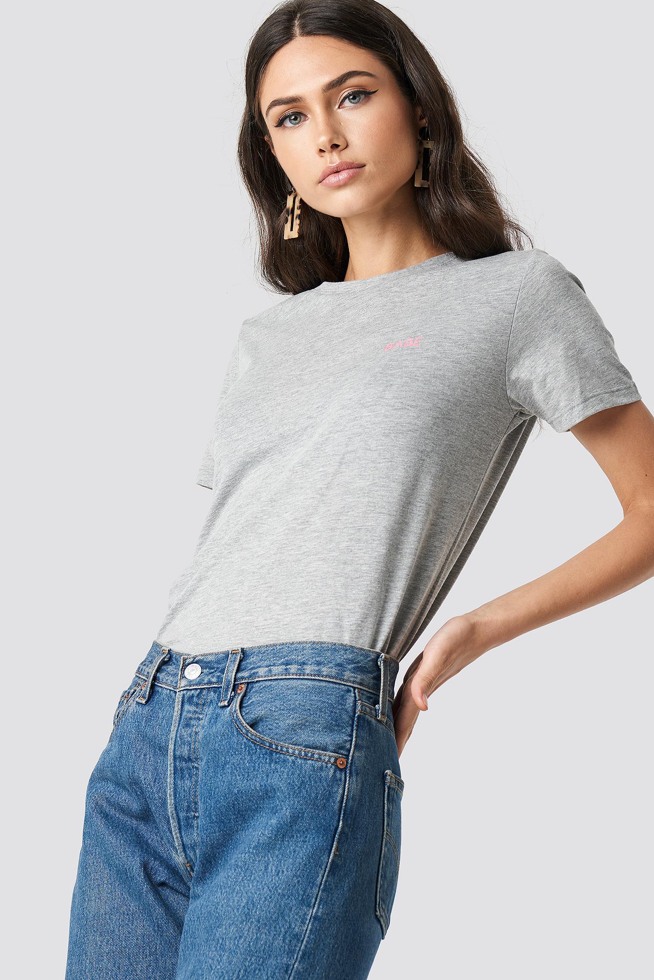 szary t-shirt okrągły dekolt nadruk 