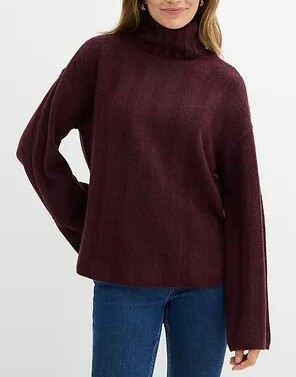 SWETER PRĄŻKOWANY Z GOLFEM