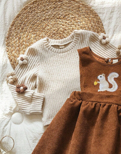beżowy sweter kwiaty 