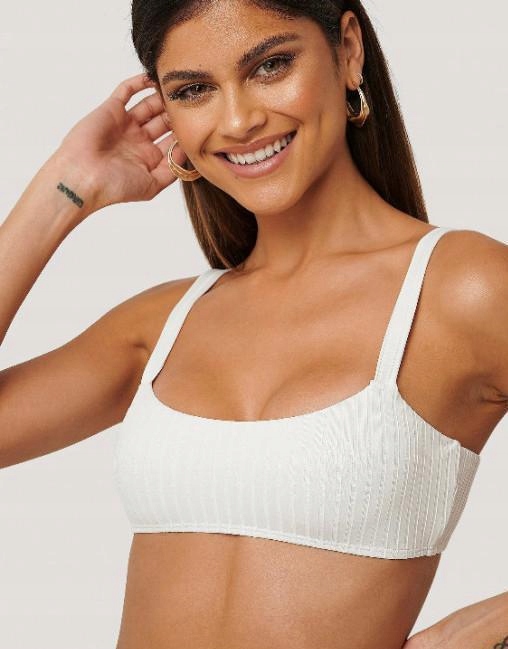 PRĄŻKOWANA GÓRA OD BIKINI 