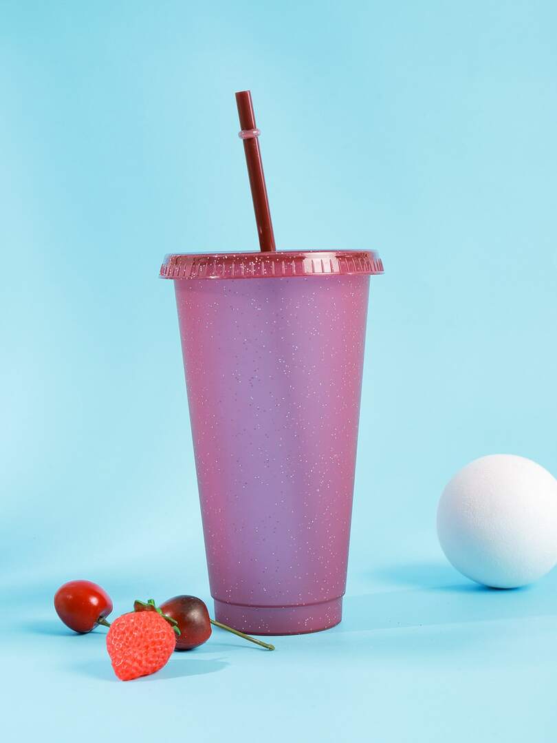 fioletowy plastikowy kubek