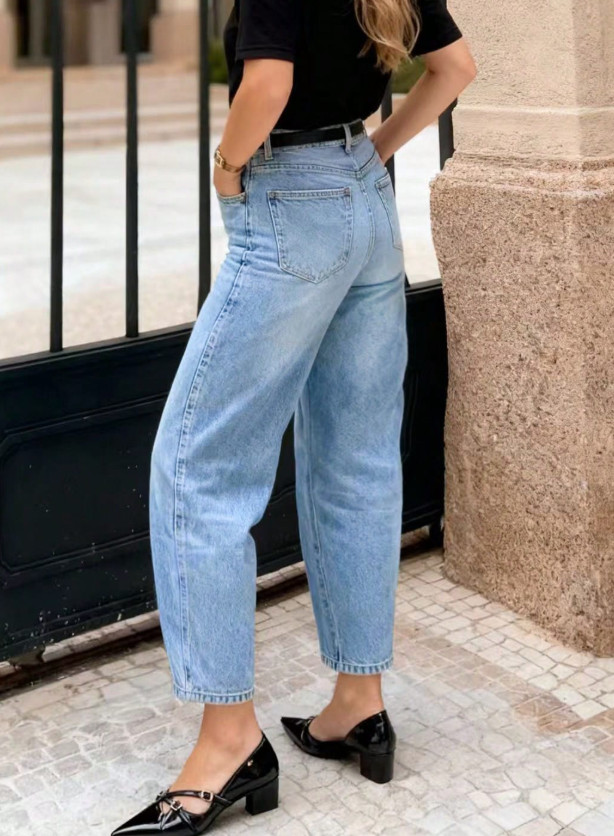 niebieskie spodnie jeans 