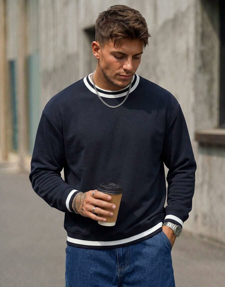 granatowy sweter kontrast