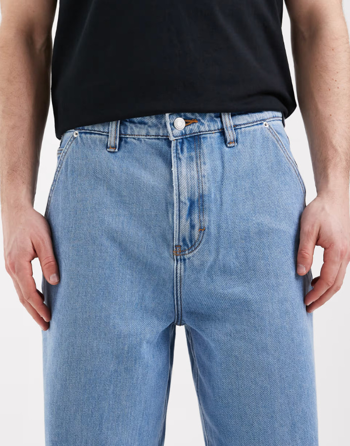niebieskie spodnie jeans baggy