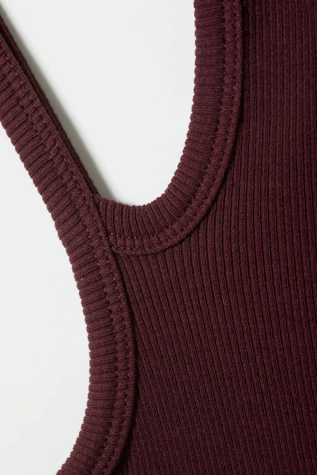CROP TOP PRĄŻKI WYCIĘCIE