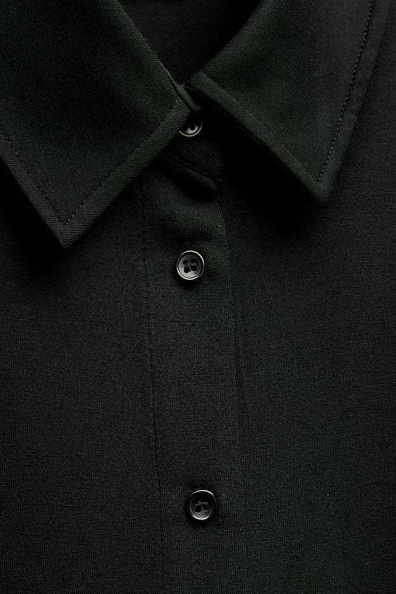 czarna koszula z kołnierzykiem guziki