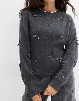 SWETER ROZPINANY Z OZDOBNYMI KOKARDKAMI