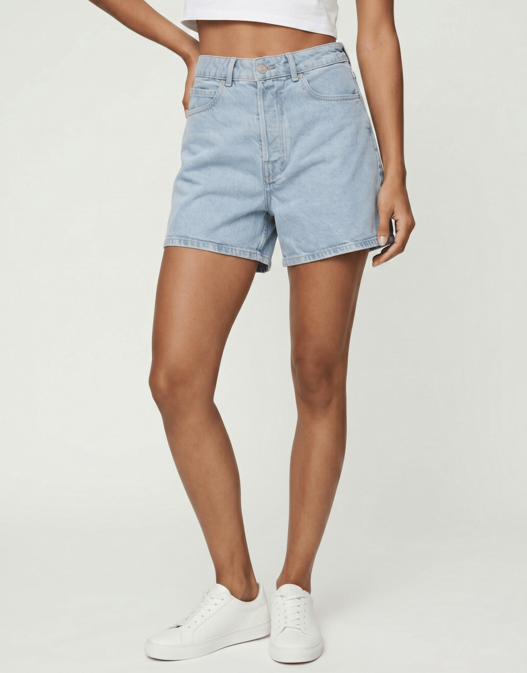 niebieskie krótkie spodenki jeans