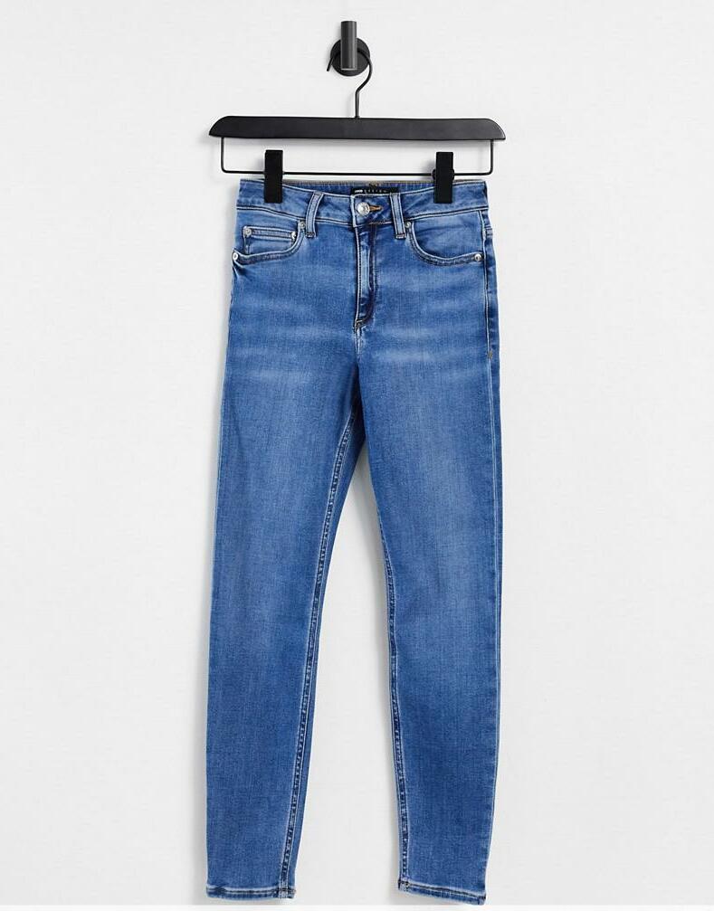 niebieskie spodnie jeans rurki