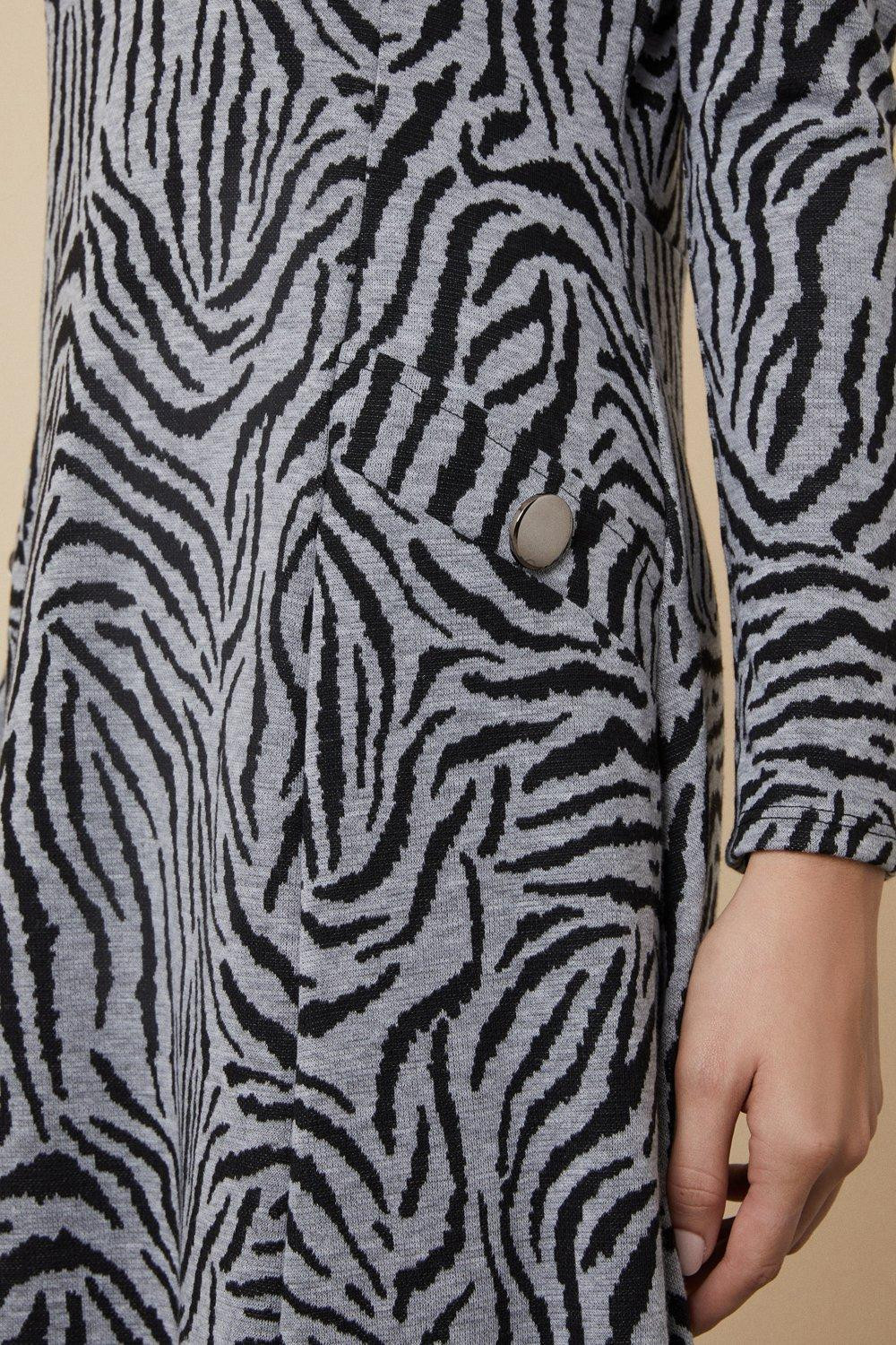 midi trapezowa sukienka v-neck zebra print