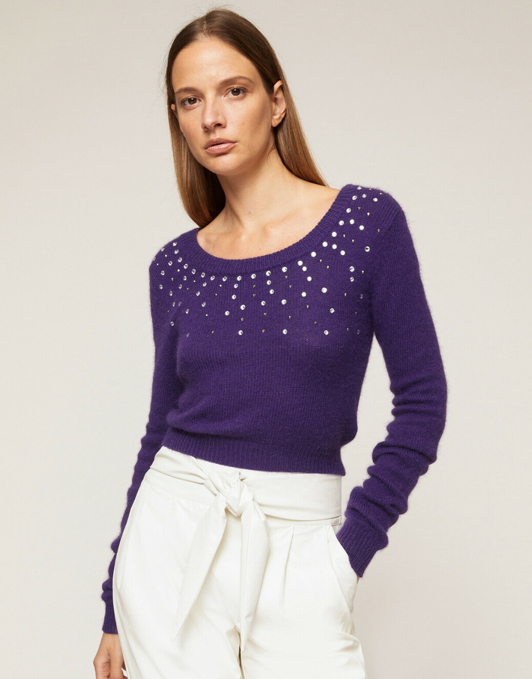 fioletowy sweter zdobienie