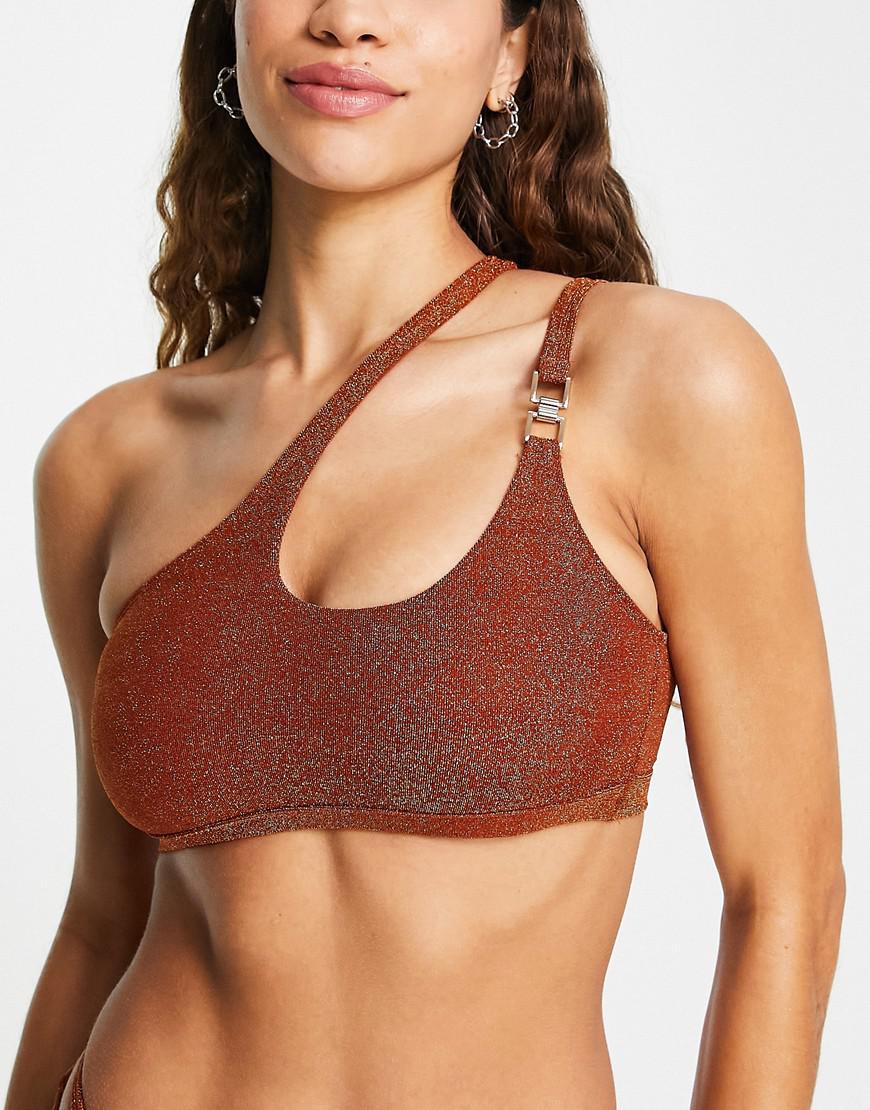 brązowa góra od bikini