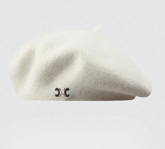 biały beret zdobienie