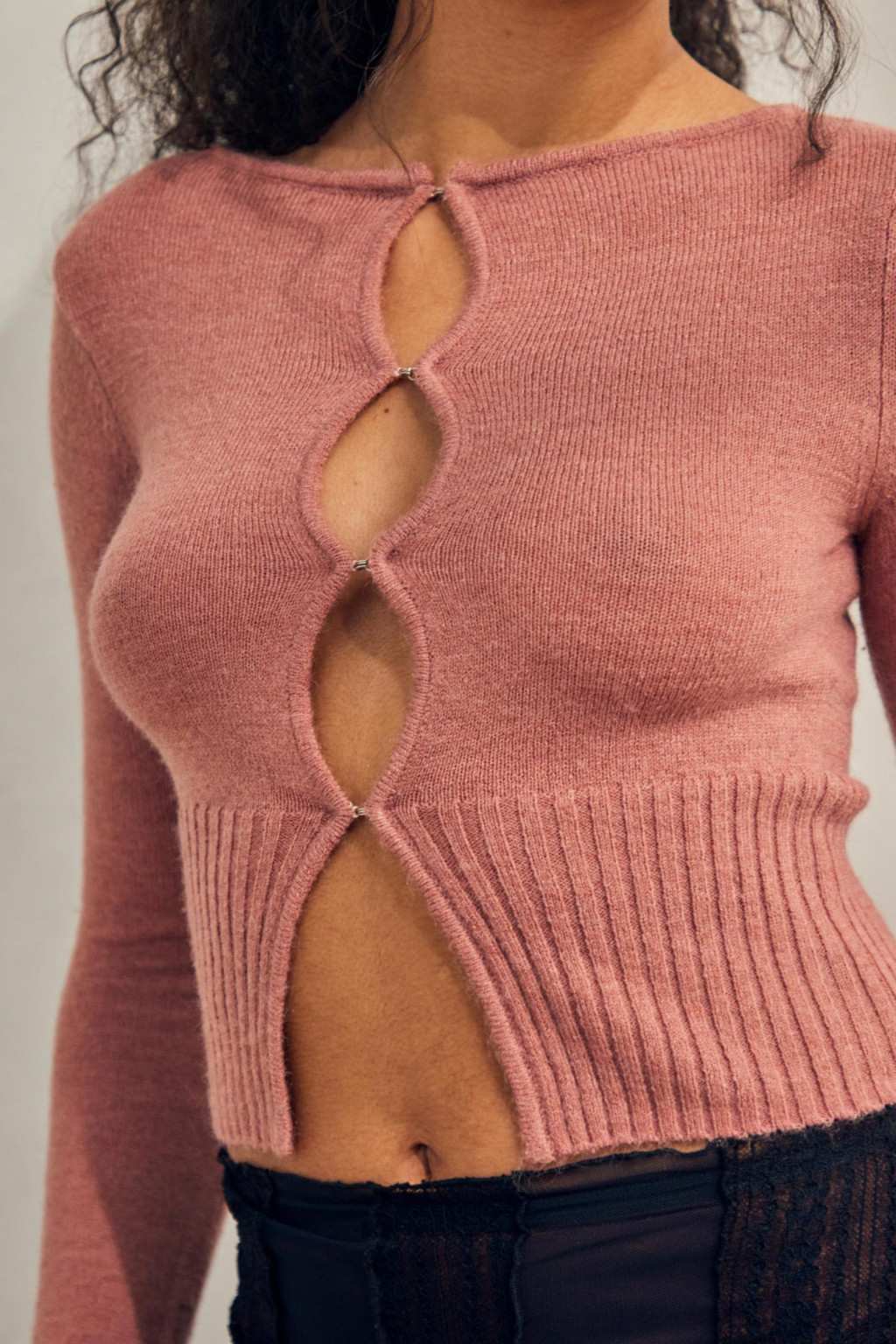 różowy krótki sweter haftki łączenie