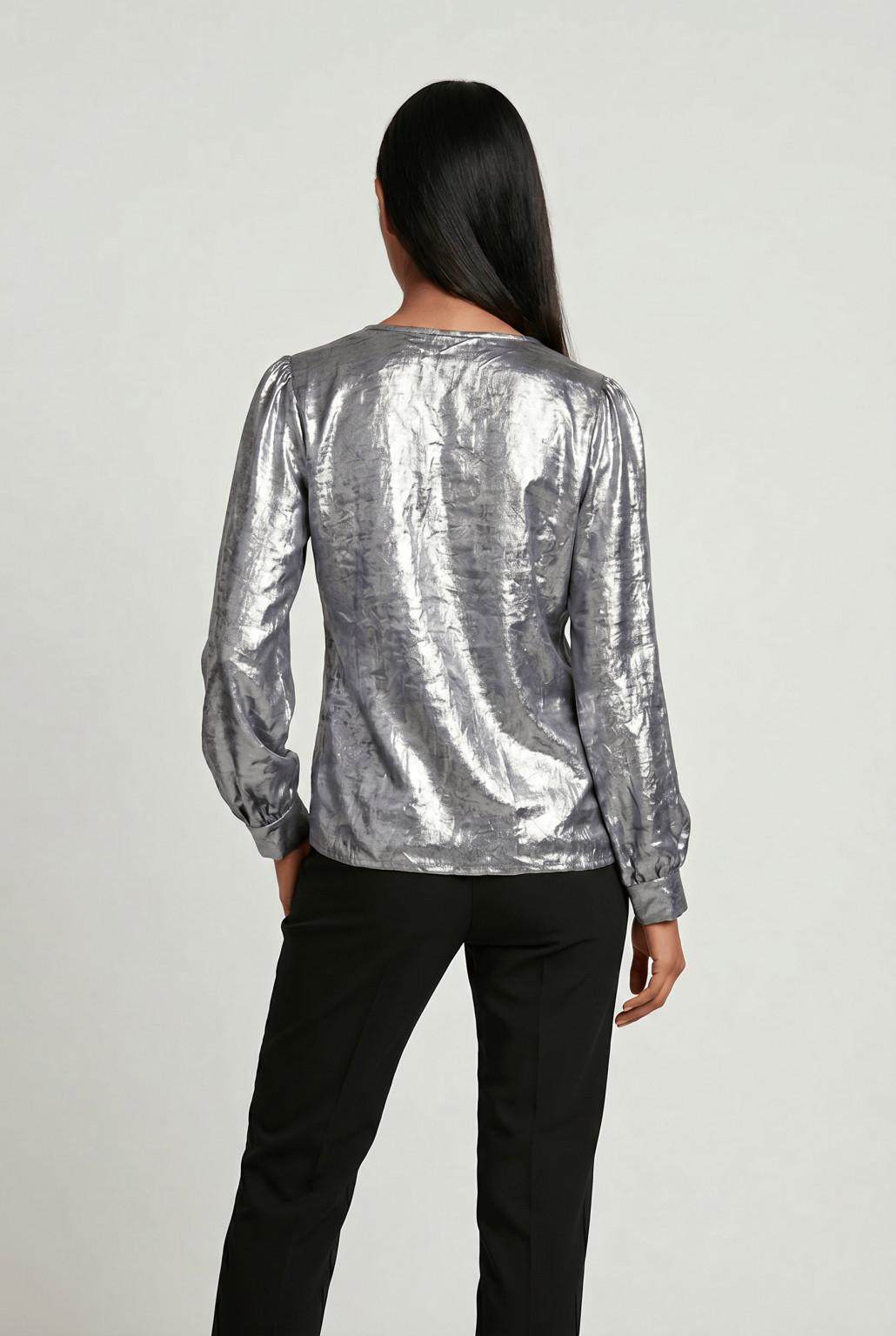 srebrna bluzka v neck