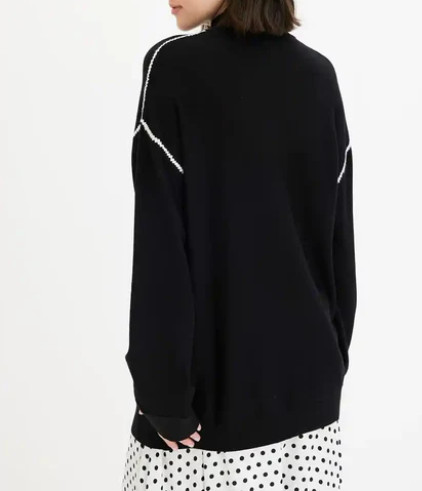 SWETER Z OZDOBNYMI PRZESZYCIAMI 
