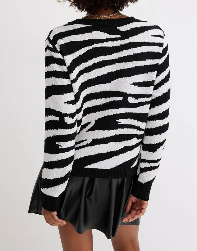 SWETER ROZPINANY Z OZDOBNYMI GUZIKAMI