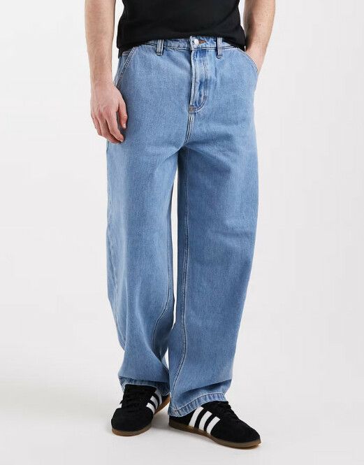 niebieskie spodnie jeans baggy