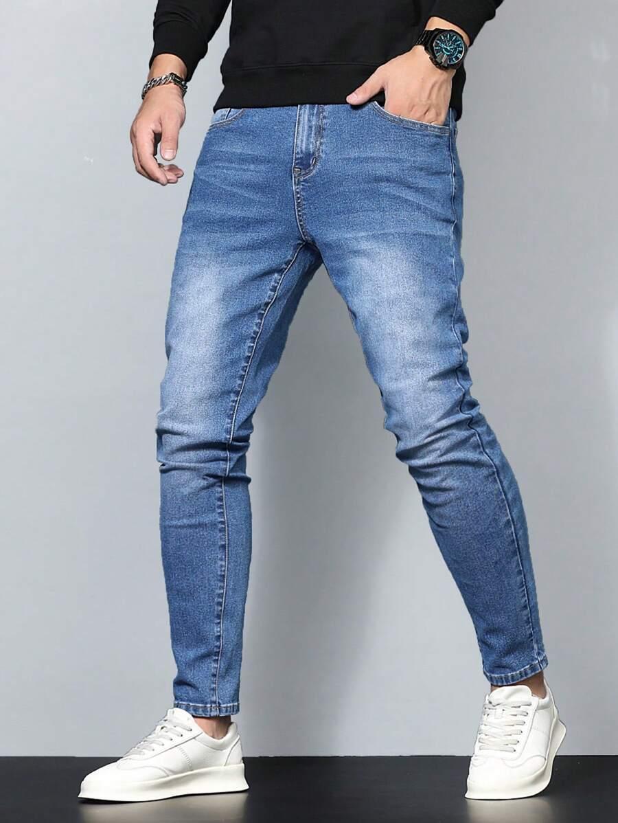 niebieskie spodnie jeans