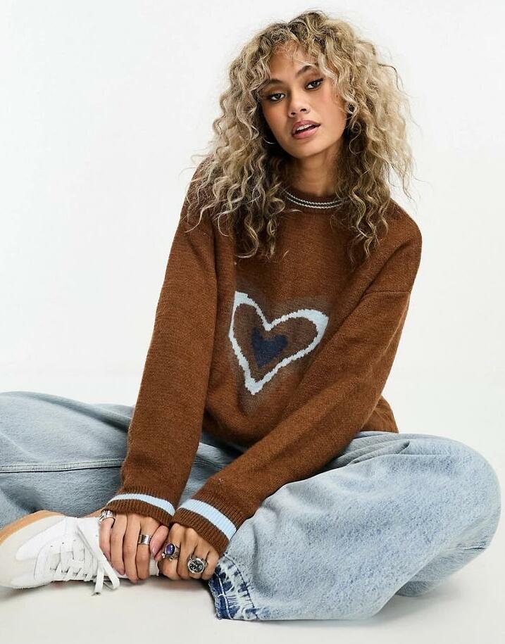 brązowy sweter oversize serce wzór kontrast