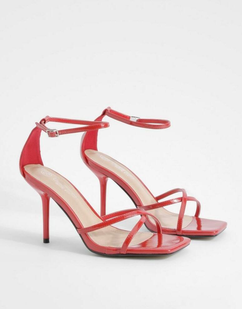 czerwone lakierowane sandały szpilka