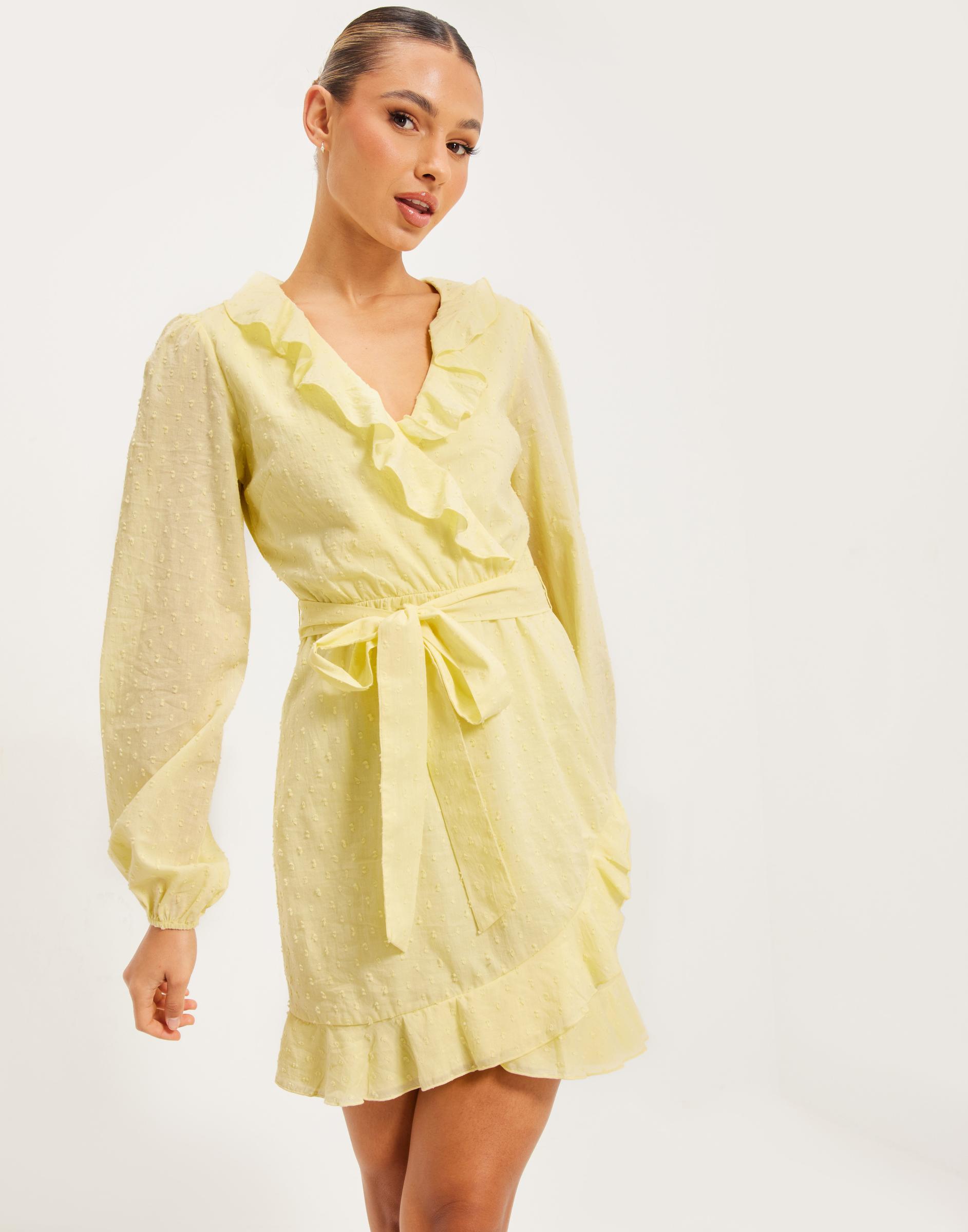 żółta mini sukienka falbana