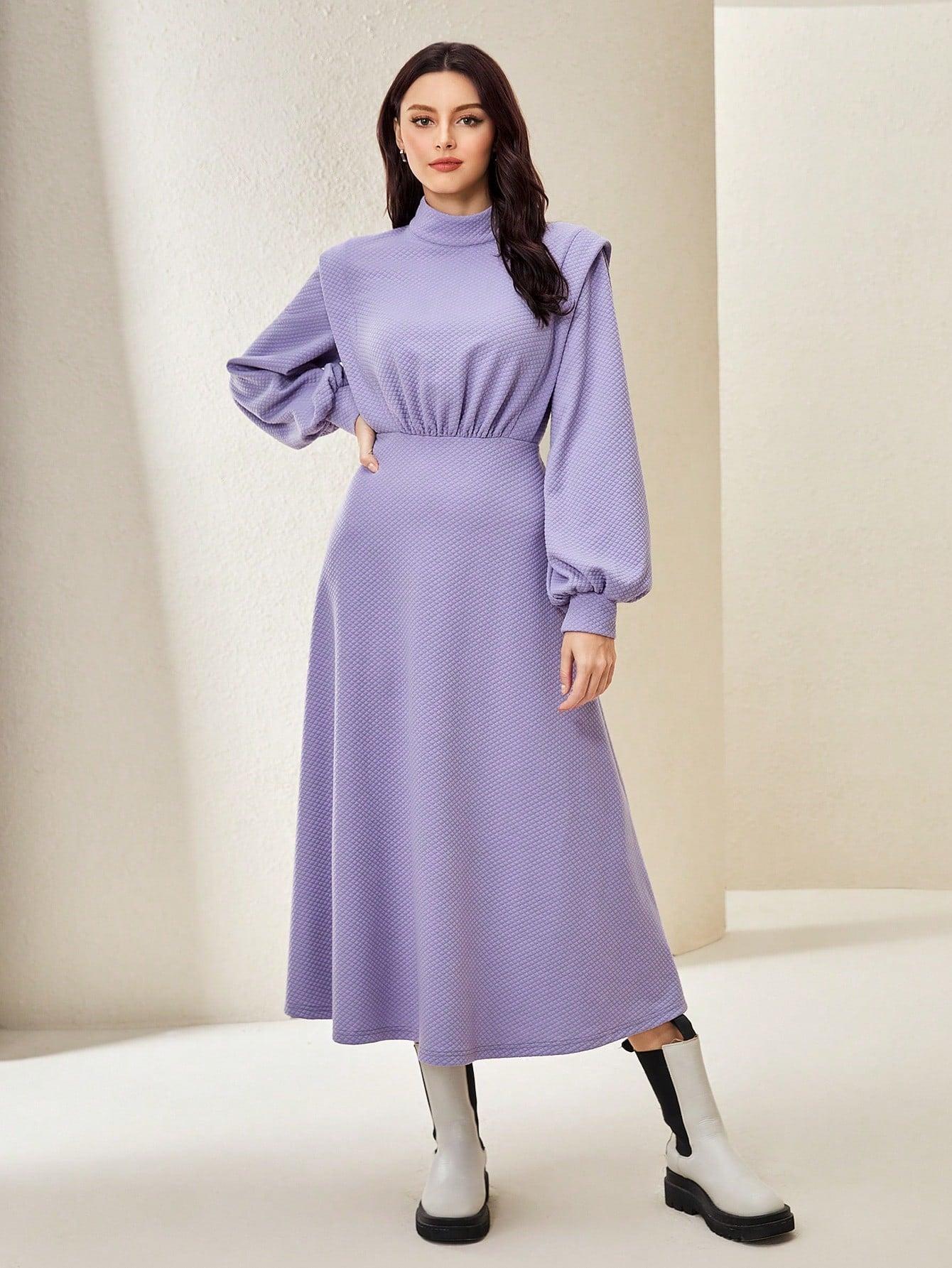 fioletowa sukienka do połowy łydki tekstura