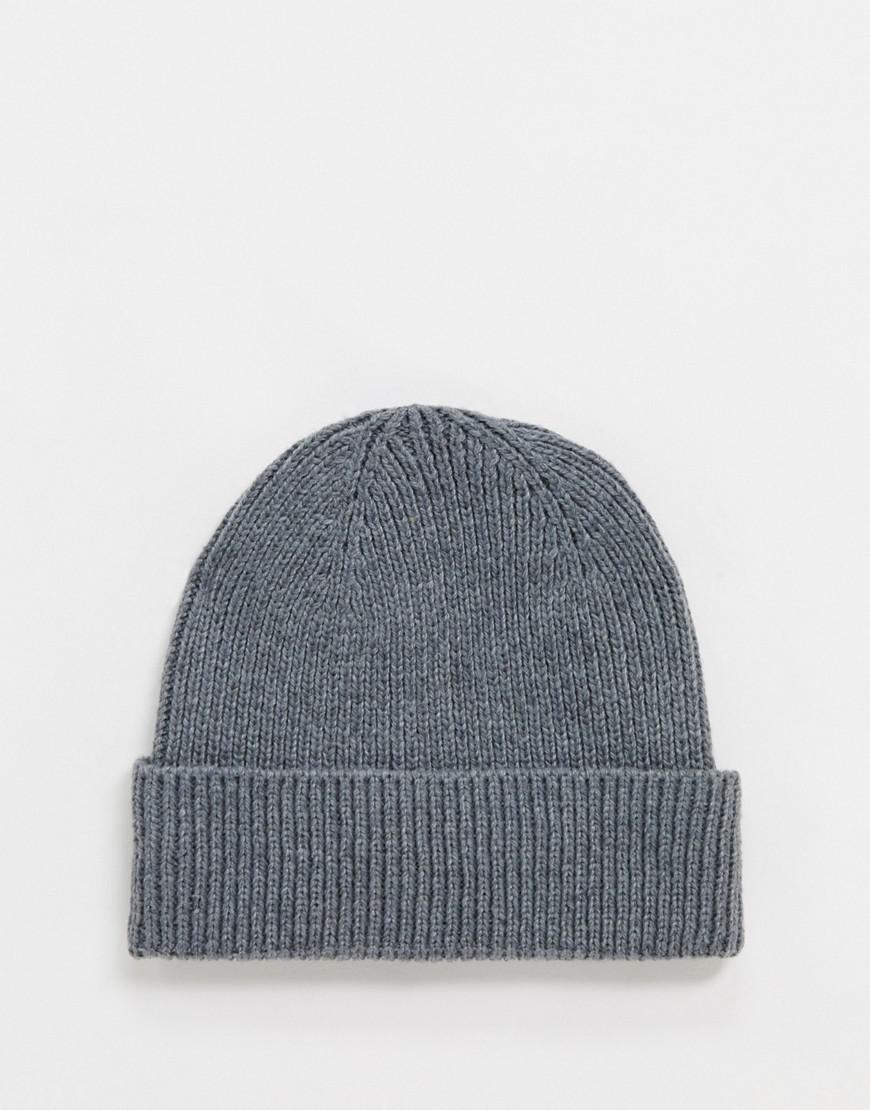 szara czapka typu beanie