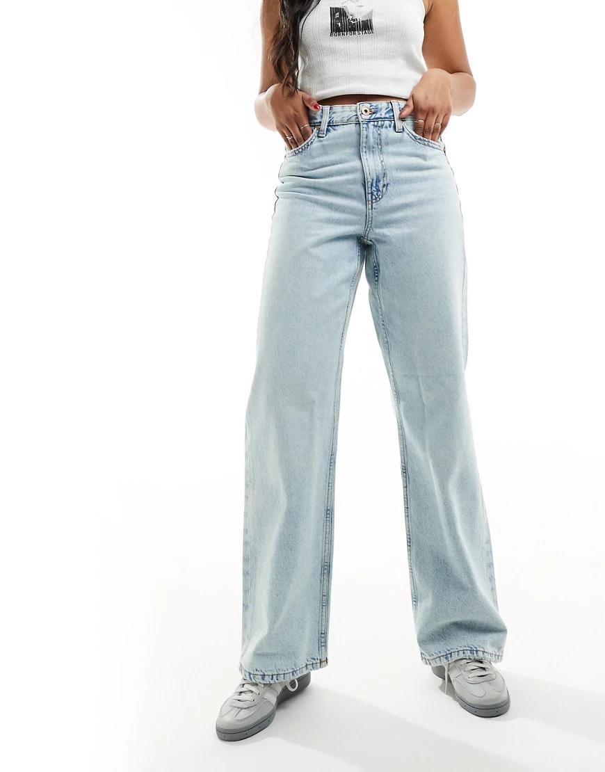 proste niebieskie spodnie jeansowe