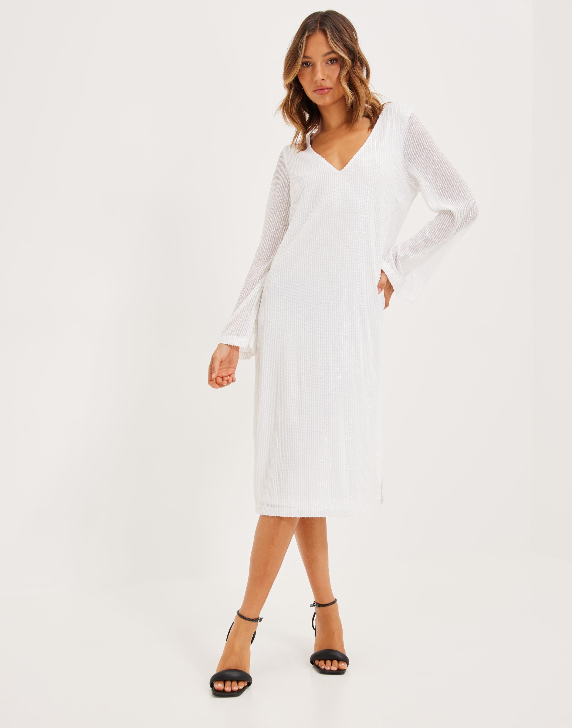 białą zdobiona midi sukienka cekiny