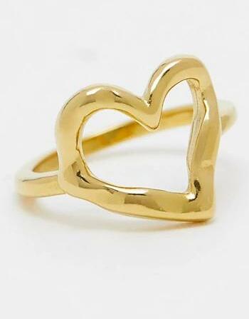 złoty pierścionek motyw serce tekstura