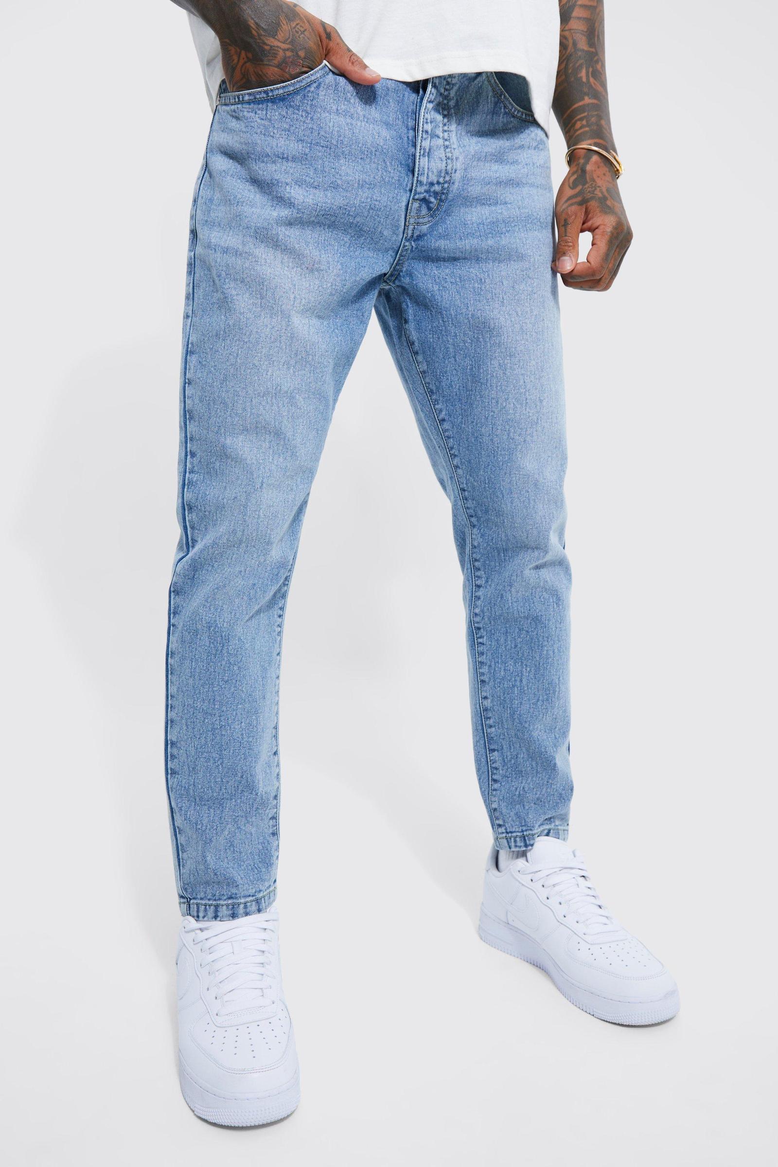 niebieskie spodnie jeans zwężane nogawki guziki