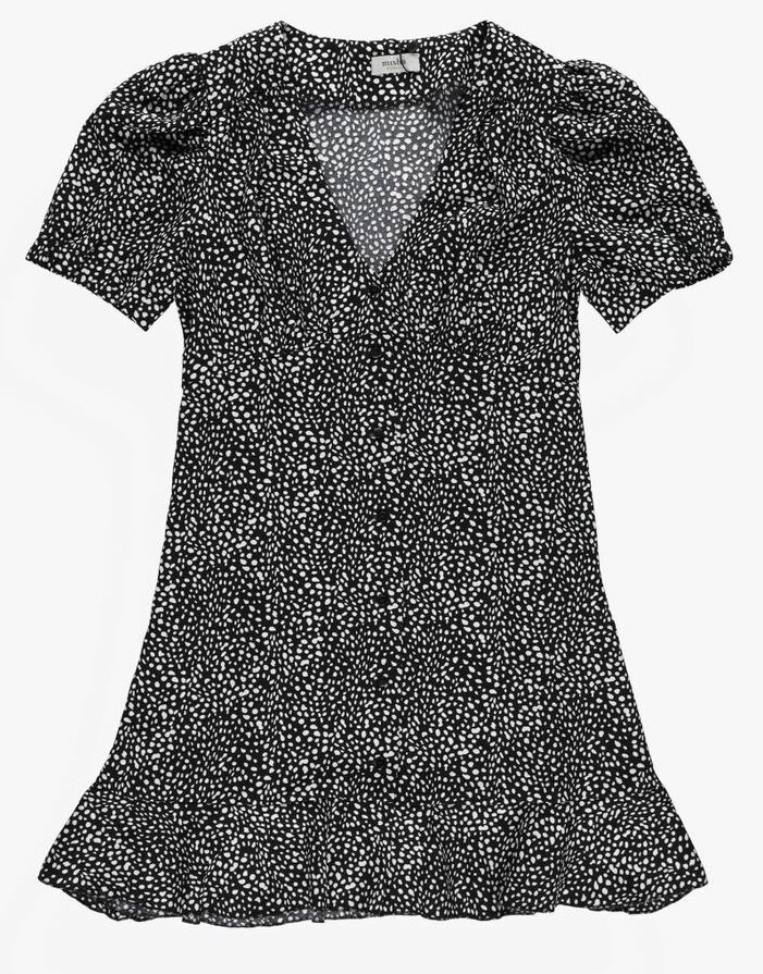 czarna mini sukienka bufki falbana groszki