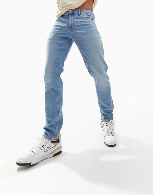 niebieskie spodnie rurki jeans