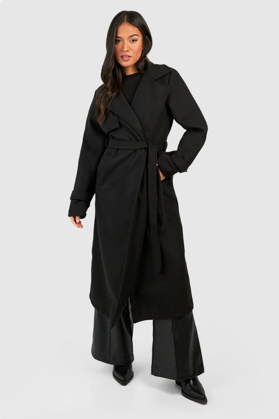 długi czarny płaszcz z paskiem