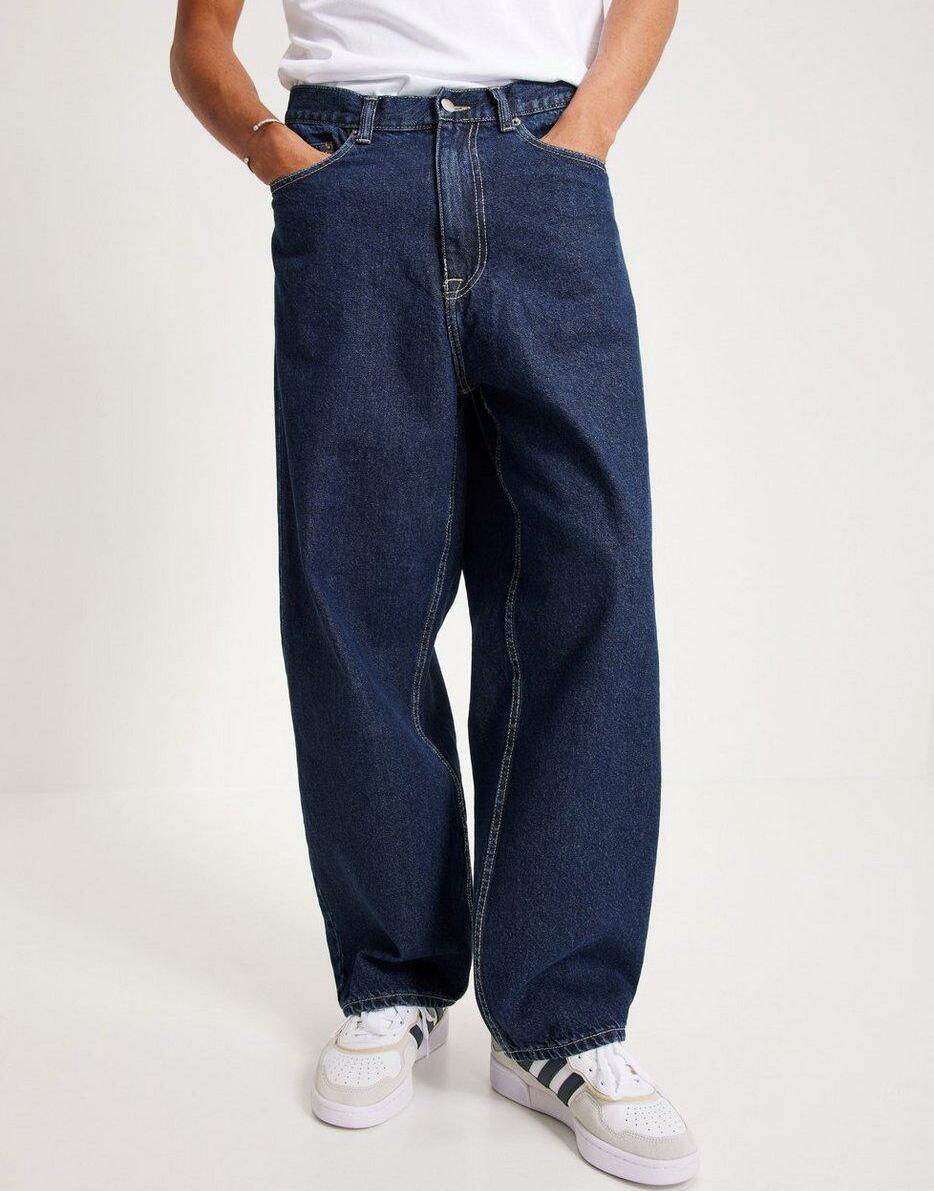 niebieskie luźne spodnie jeans
