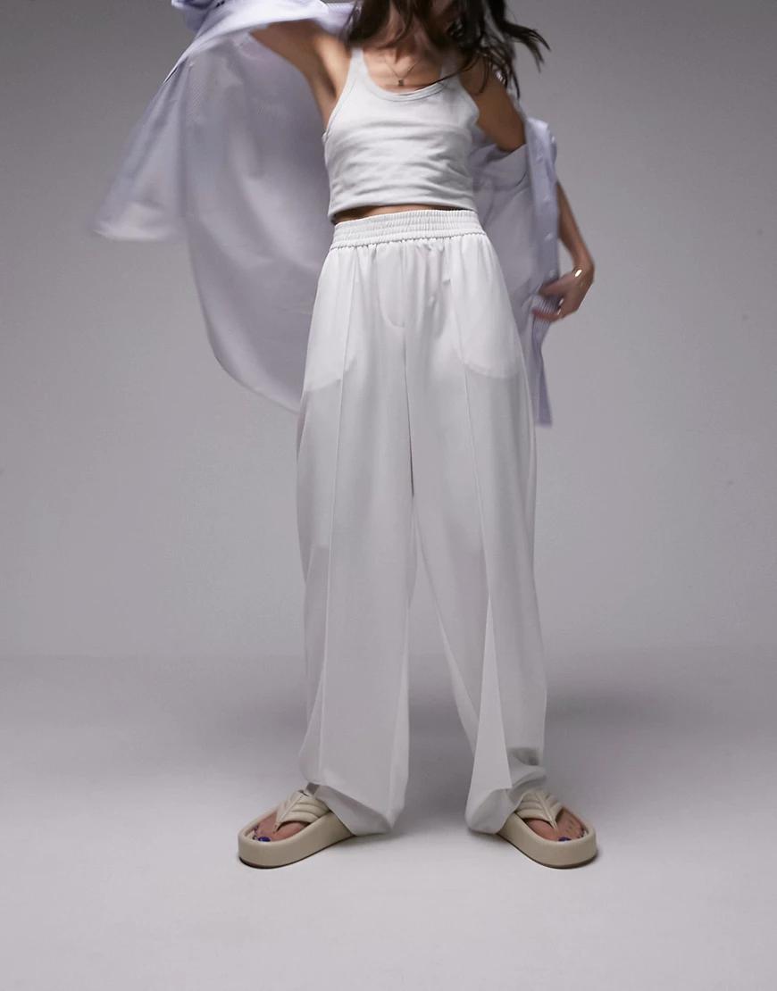 białe szerokie spodnie casual