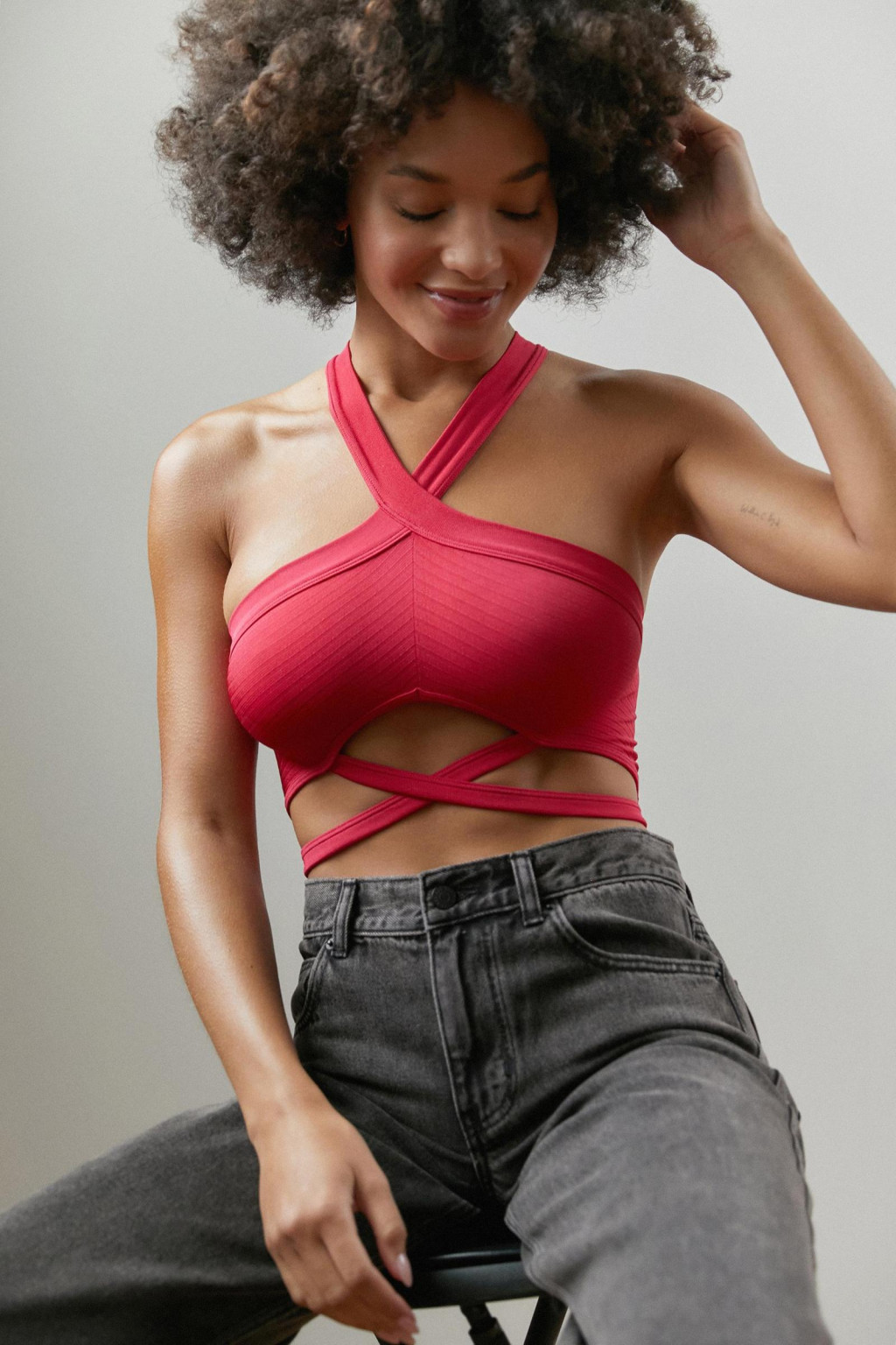 różowy dopasowany crop top wycięcia paski