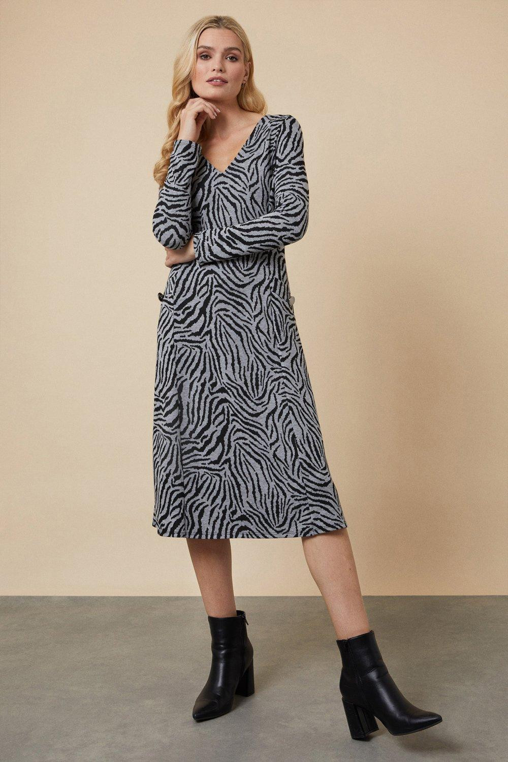 midi trapezowa sukienka v-neck zebra print