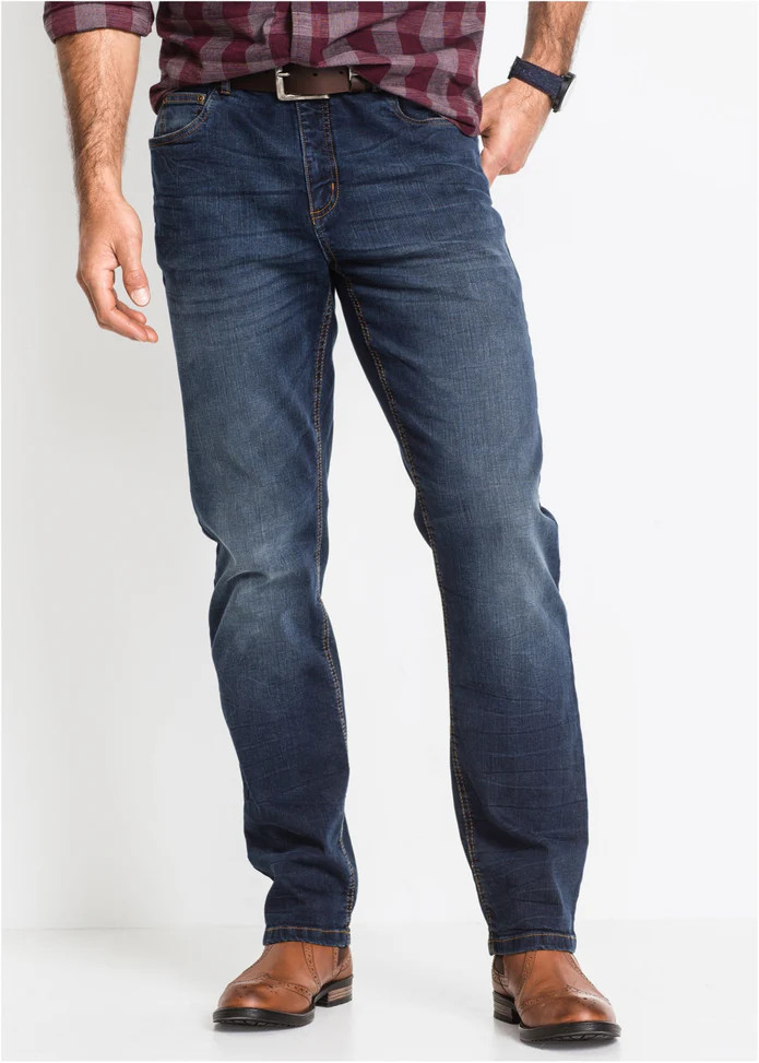 niebieskie spodnie jeans